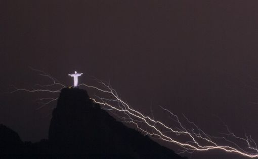 Статуя Христа-Искупителя в Рио лишилась пальца из-за молнии