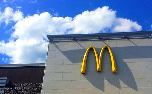 Один погибший и десятки больных из-за бургеров в McDonald's