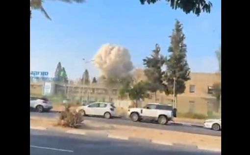 На видео запечатлен момент падения ракеты на больницу "Сорока" в Беэр-Шеве