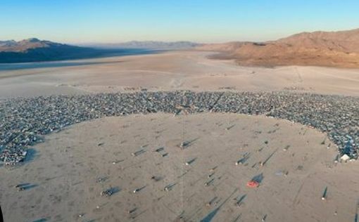 На дне высохшего озера в Неваде проходит знаменитый фестиваль Burning Man. Видео