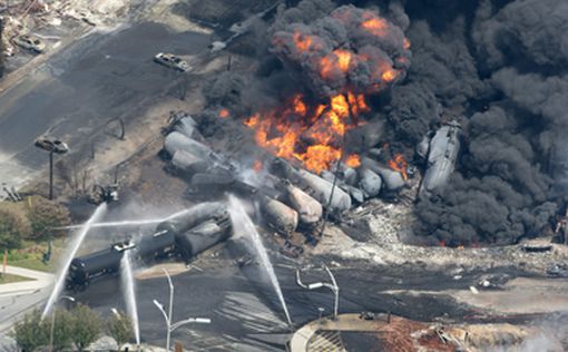 Канада. Крушение поезда привело к нефтяному пожару