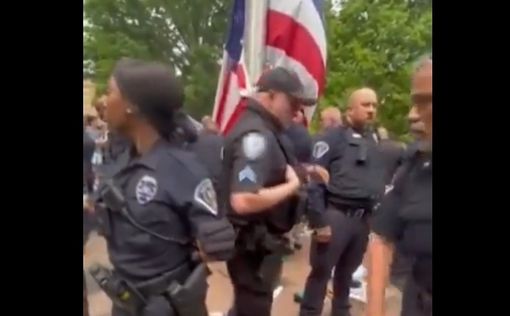 Видео: американский полицейский плюет на палестинский флаг