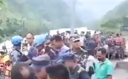 В Непале спасатели извлекли первое тело из автобусов, смытых оползнем