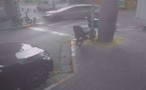 Видео: палестинец, сбивший мотоциклиста в Тель-Авиве, врезается в столб