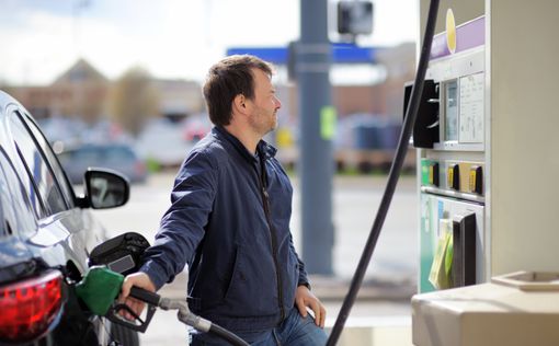 Германия предлагает ради беженцев поднять цену на бензин