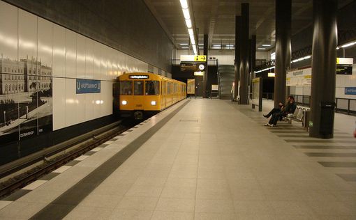 Мигрант кинул сделавшую ему замечание немку под поезд метро