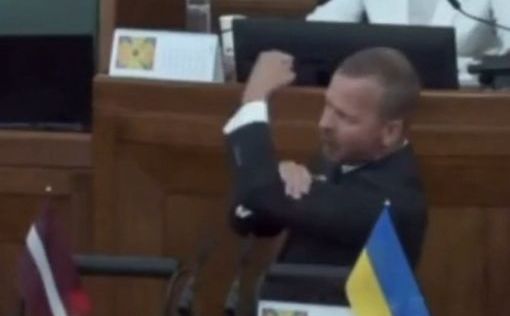 В латвийском Сейме пророссийский депутат показал с трибуны неприличный жест