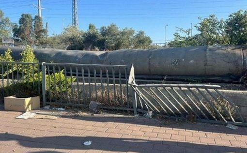 На въезде в Ариэль упал большой обломок ракеты