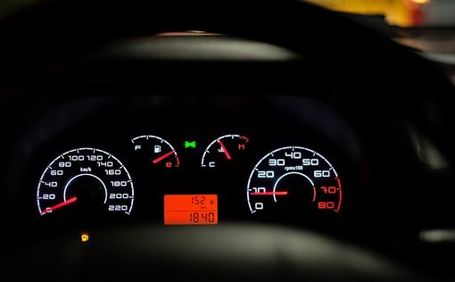 Во время обстрела легковая машина перевернулась в Кармельском тоннеле
