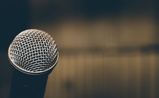 Певице-подростку запретили выступать из-за ультраортодоксального мужчины в зале