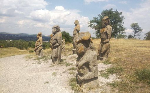 Под Изюмом россияне разбили уникальных каменных идолов. Фото