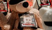 Фоторепортаж: плюшевые медведи с фотографиями похищенных ХАМАСом детей | Фото 3