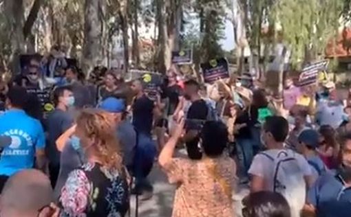 Десятки израильтян протестуют у дома Шакед