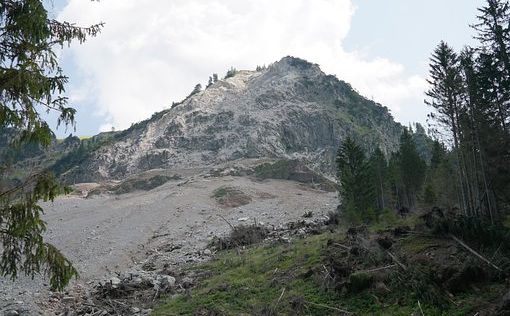 В Японии из-за угроз оползней эвакуируют два города