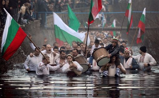 Болгары празднуют Крещение, ныряя в ледяную воду