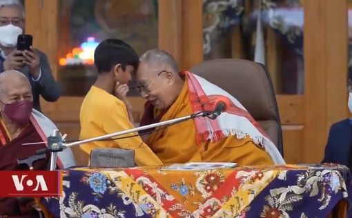 Далай-лама извинился за то, что попросил мальчика пососать язык