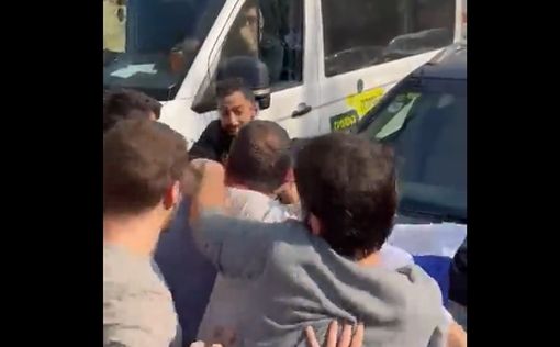 Видео: работники хайтека перекрыли дорогу и дерутся с водителем