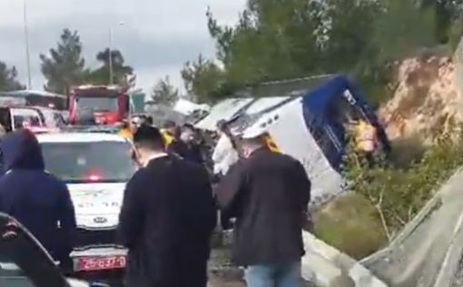 На въезде в Мево Бейтар перевернулся автобус 30 пассажирами: видео