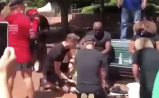 Белые полицейские помыли ноги чернокожим протестующим