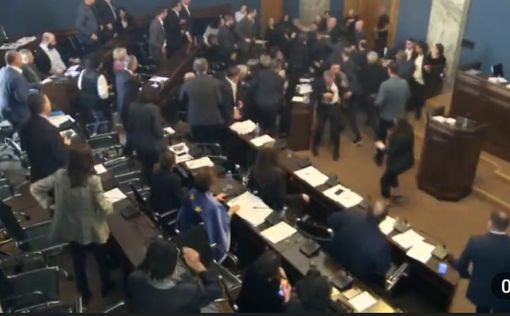 Депутаты в Грузии устроили эпичную драку, рассматривая закон об "иноагентах"