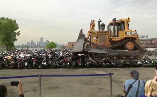 В Нью-Йорке превратили тысячи внедорожных мотоциклов в груду хлама