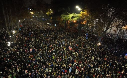 Продолжаются протесты в столице Грузии - в ход пошли водометы и перцовый газ