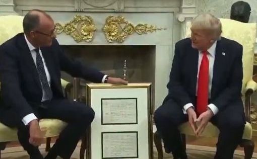 Мерц подарил Трампу свидетельство о рождении его дедушки