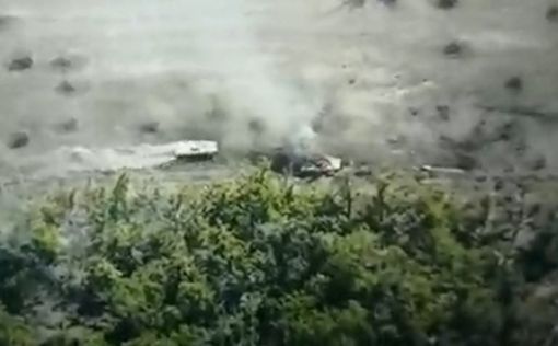 Взлетели в воздух: российский БМП наехал на мину, второй - врезался в него