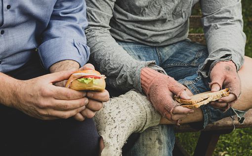 Полицейского, который дал бутерброд с фекалиями бездомному, уволили снова
