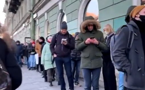 В российских городах - гигантские очереди в банкоматы