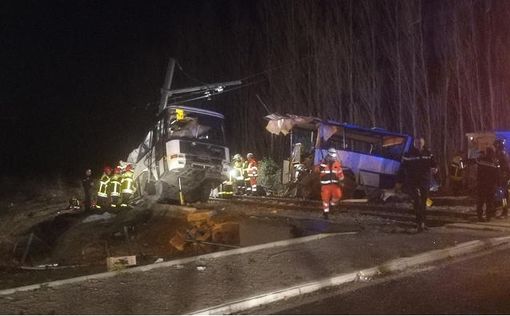 При столкновении автобуса и поезда во Франции погибли дети