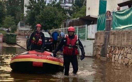 В Хадере затопило минибус