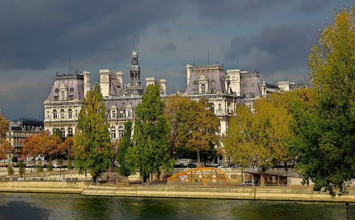 Мэрию Парижа оштрафовали: "слишком много директрис"