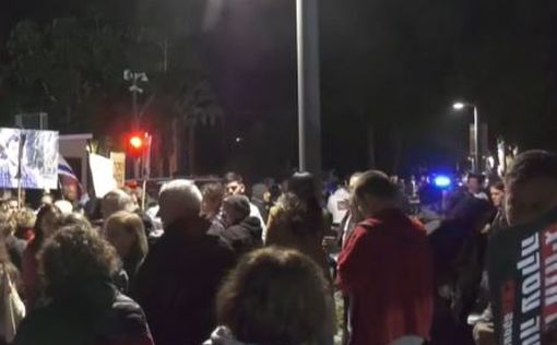 Протестующие пытались прорваться через ограждения у дома Нетаниягу