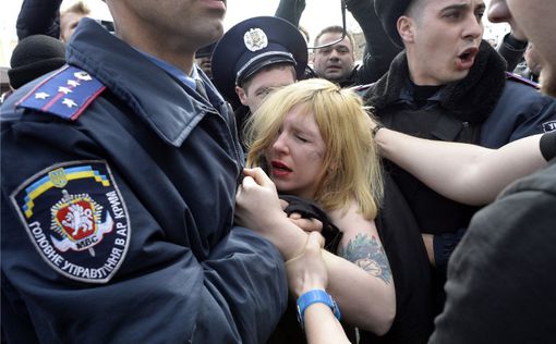 В Крыму запинали FEMEN