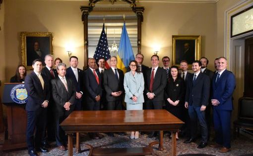 Украина и США подписали договор о полезных ископаемых