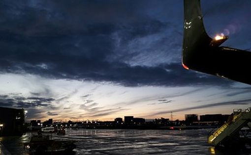 Самолет, летевший в Израиль, развернули из-за лазерного луча | Фото: AFP