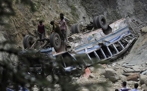 ДТП в Кашмире: 17 трупов в пропасти