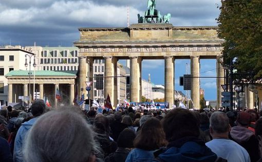 Тысячи людей пришли на произраильский митинг у Бранденбургских ворот в Берлине