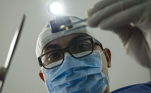 Врачи Нью-Йорка провели первую в мире операцию по пересадке глаза