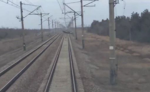 Видео: российские БМП очень хотят врезаться в пассажирский поезд