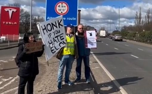 "Посигнальте, если ненавидите Илона": активные протесты против Маска в Лондоне