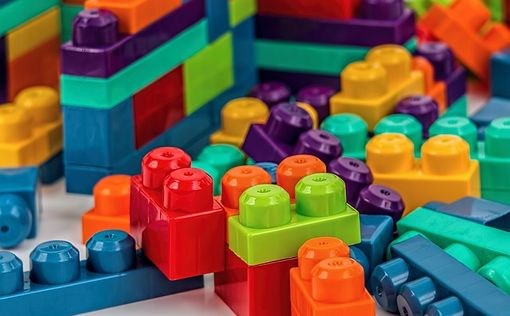 В Тель-Авиве создали "самую большую в мире" ханукию из LEGO