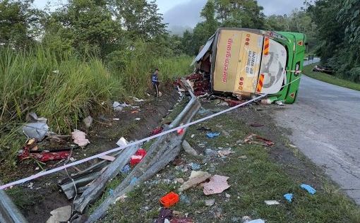 В Малайзии автобус столкнулся с автомобилем, 15 студентов погибли на месте