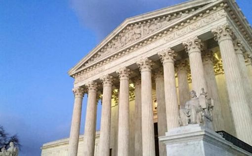 Суд поддержал решение Трампа запретить гражданство по праву рождения
