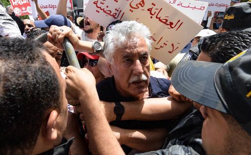 Правозащитники осуждают массовое увольнение судей президентом Туниса
