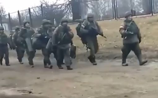 На Сумщине военные РФ бросили технику и отправились пешком. Видео