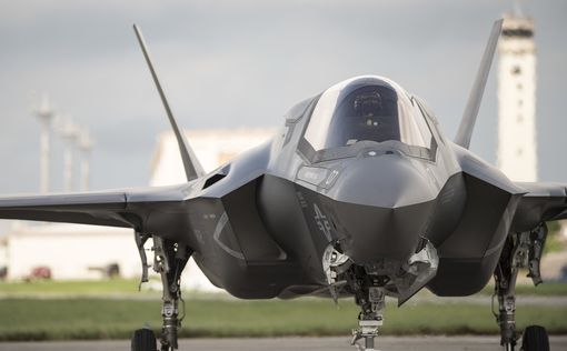 Уникальная посадка: в США пилоты приземлили истребитель F-35B на старое шоссе