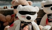 Фоторепортаж: плюшевые медведи с фотографиями похищенных ХАМАСом детей | Фото 1