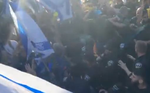 Протестующие пытались заблокировать машину Левина мусорными баками